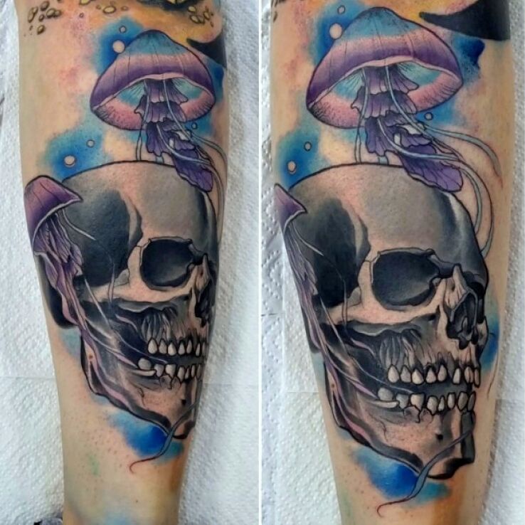 Tatuaż czacha i meduza w motywie czaszki i stylu watercolor na ręce