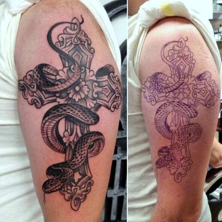 Tatuaż krzyż i wąż w motywie czarno-szare i stylu kontury / linework na bicepsie