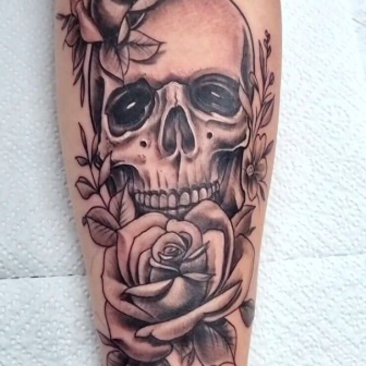 Tatuaż czacha i róże w motywie kwiaty i stylu kontury / linework na przedramieniu