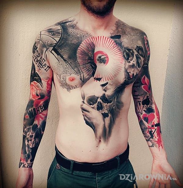Tatuaż duża praca w motywie postacie na brzuchu