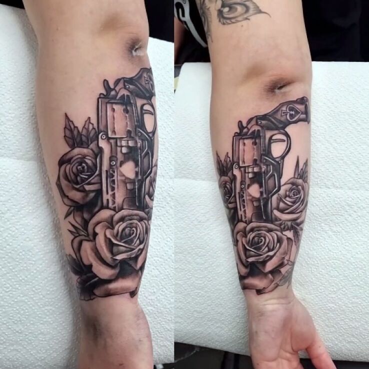 Tatuaż róże i rewolwer w motywie florystyczne i stylu neotradycyjne na ręce