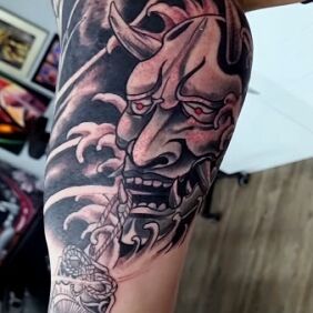 Tatuaż Maska Hannya na bicepsie motyw: przedmioty styl: japońskie / irezumi