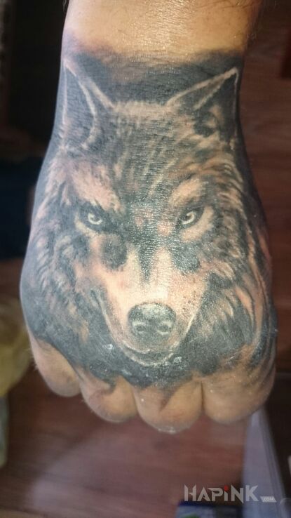 Tattoo Wilk oznacza siłę in animals motif on the hand