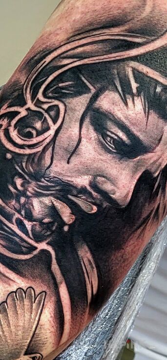 Tattoo Święty Czas dla Poświęconej Pracy in religious motif and realistic style on the upper arm