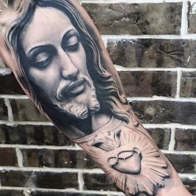 Tatuaż Jezus na przedramieniu motyw: religijne styl: realistyczne