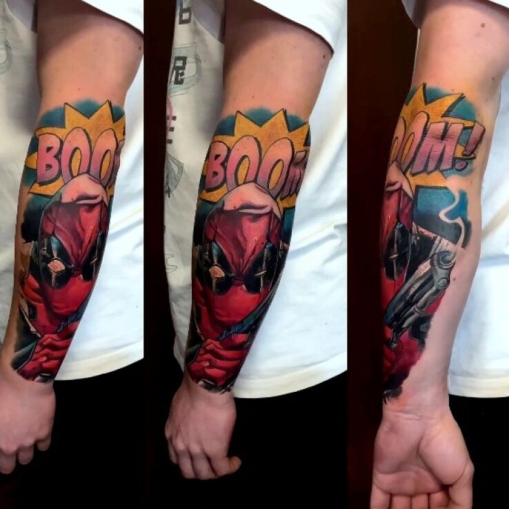 Tatuaż deadpool w motywie sławnych osób i stylu kreskówkowe / komiksowe na ręce