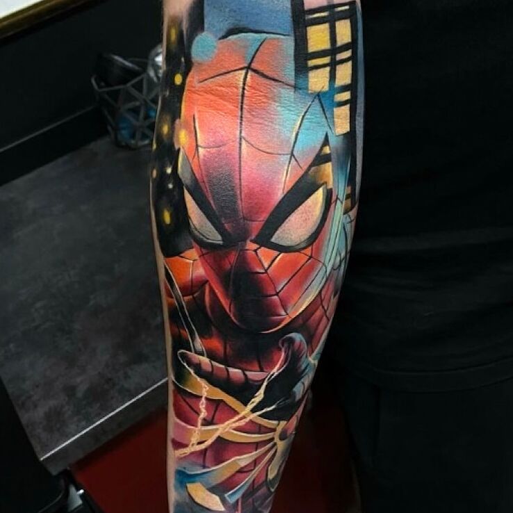 Tatuaż spiderman w motywie kolorowe i stylu realistyczne na przedramieniu
