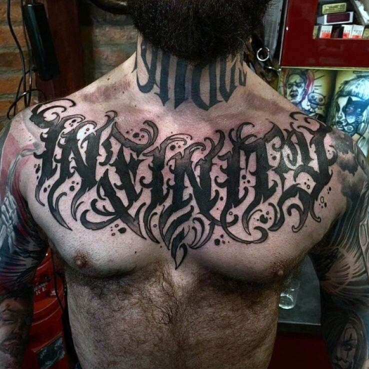 Tatuaż infinity kaligrafia w motywie czarno-szare i stylu kaligrafia na klatce
