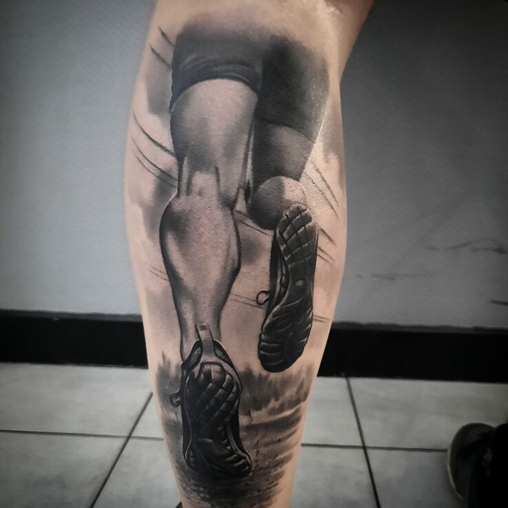 Tatuaż biegacz w motywie czarno-szare i stylu realistyczne na nodze