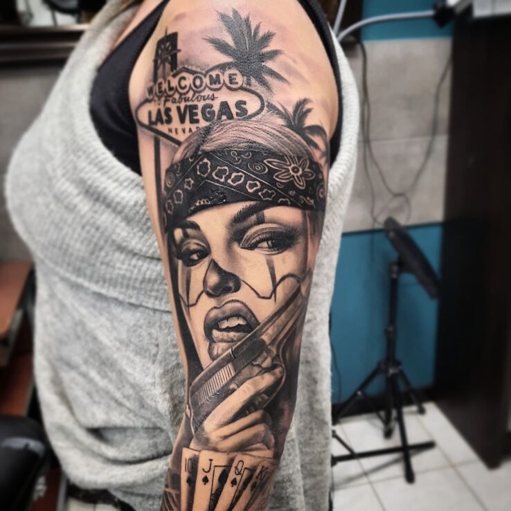 Tatuaż las vegas w motywie seksowne i stylu realistyczne na przedramieniu