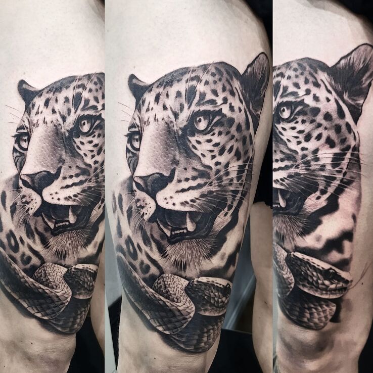 Tatuaż jaguar i wąż w motywie czarno-szare i stylu realistyczne na nodze