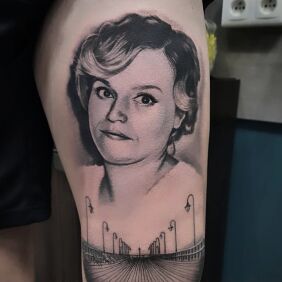 Tatuaż Portret Mamy na udzie motyw: czarno-szare styl: realistyczne