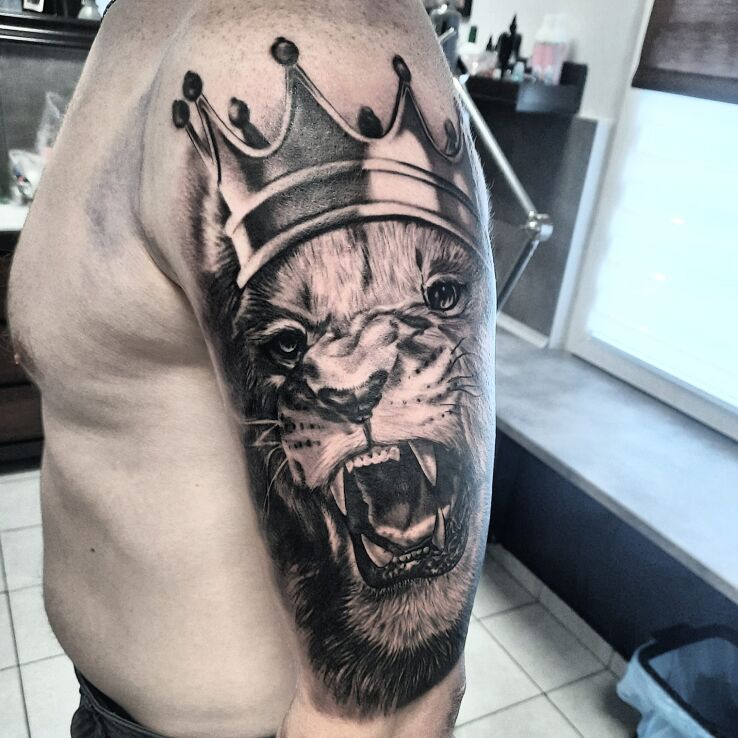 Tatuaż lew w koronie w motywie przedmioty i stylu realistyczne na ręce