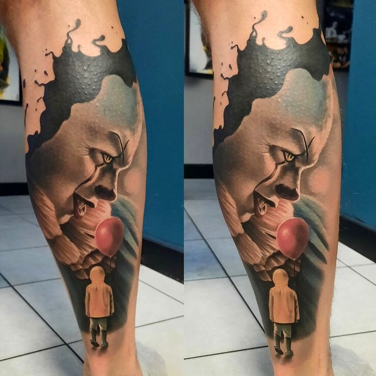 Tatuaż pennywise w motywie mroczne i stylu realistyczne na nodze