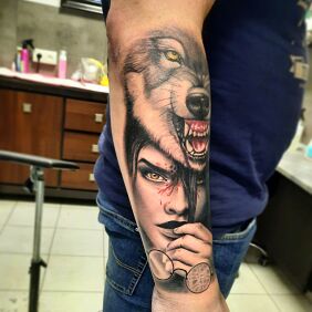 Tatuaż Wilcza skóra na ręce motyw: twarze styl: realistyczne