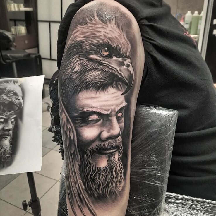 Tatuaż wojownik z orłem w motywie zwierzęta i stylu realistyczne na przedramieniu