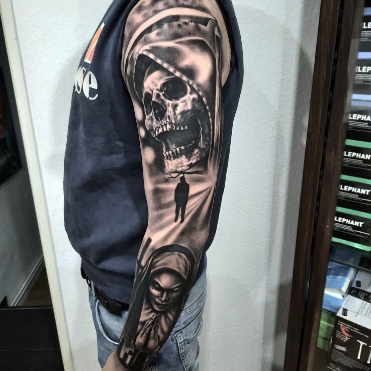 Tatuaż śmierć w motywie postacie i stylu realistyczne na bicepsie