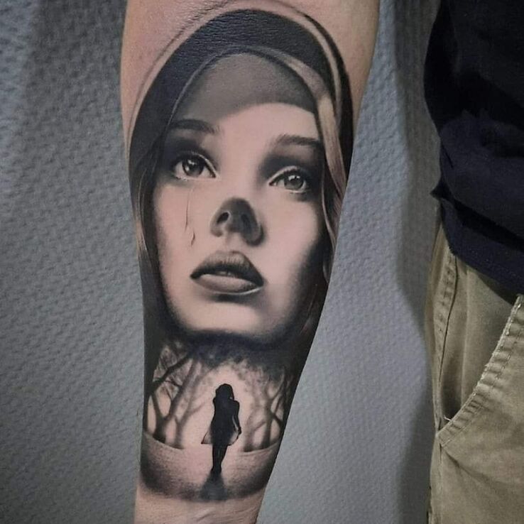 Tatuaż kobieta w lesie w motywie czarno-szare i stylu realistyczne na ręce