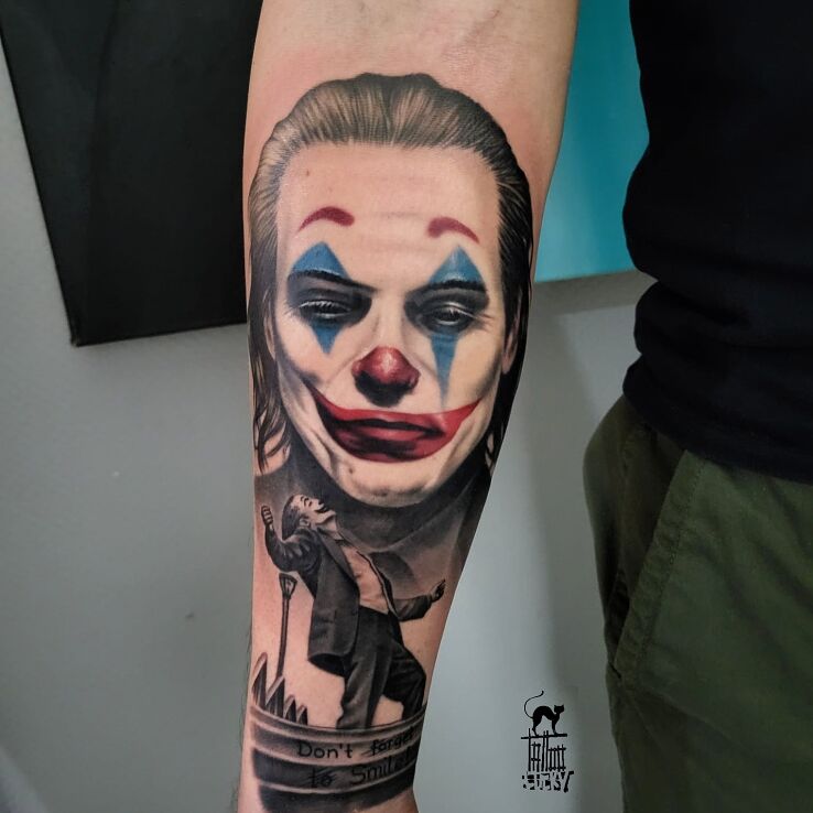 Tatuaż joker w motywie kolorowe i stylu realistyczne na przedramieniu