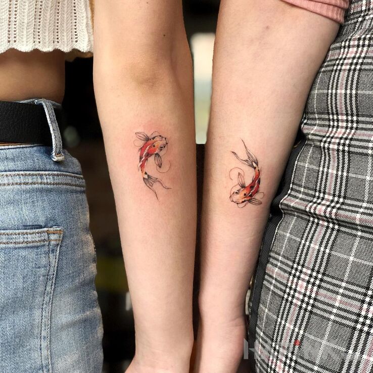 Tattoo Dwie rybki in colorful motif and minimalistic style on the forearm