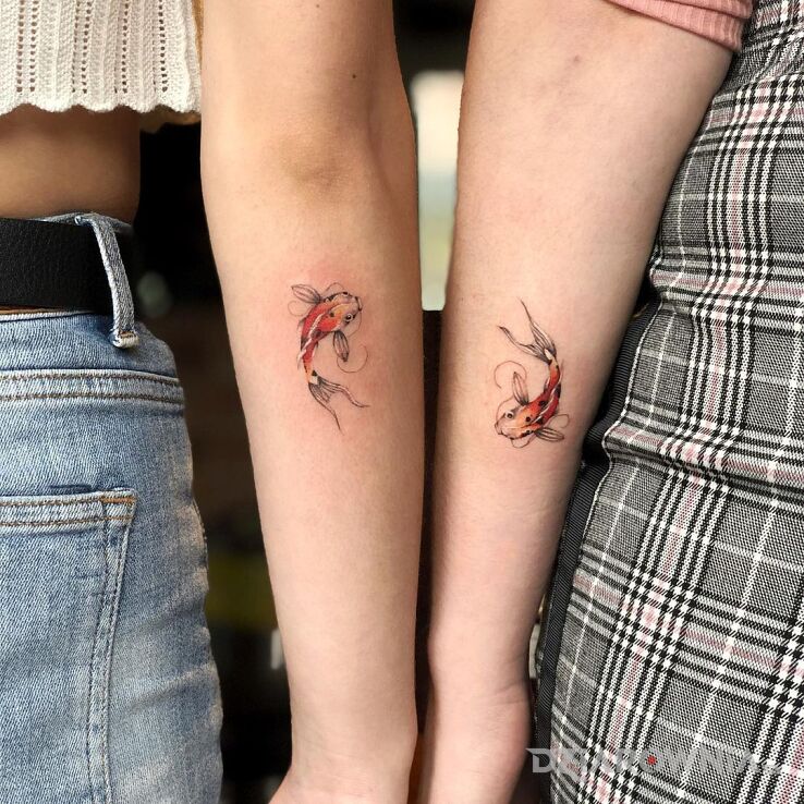 Tatuaż dwie rybki w motywie kolorowe i stylu minimalistyczne na ręce