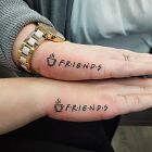 Tatuaż friends na dłoni, motyw: małe, styl: minimalistyczne