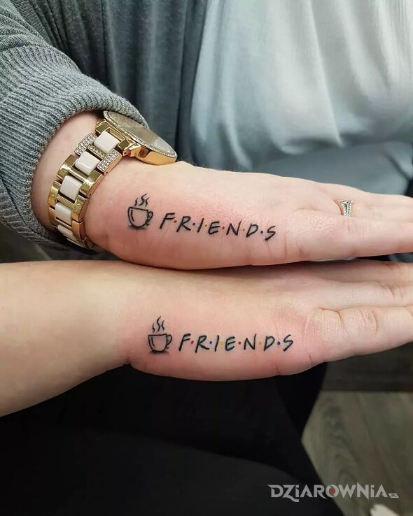 Tatuaż friends w motywie napisy i stylu minimalistyczne na dłoni