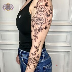 Tattoo Feminine Tattoo - floral motif on the arm On the arm motif: flowers style: graphic / illustrative