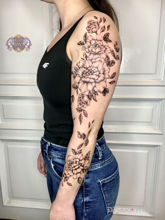Tatuaż kobiecy tatuaż - motyw kwiatowy na ręce w motywie kwiaty i stylu graficzne / ilustracyjne na ramieniu