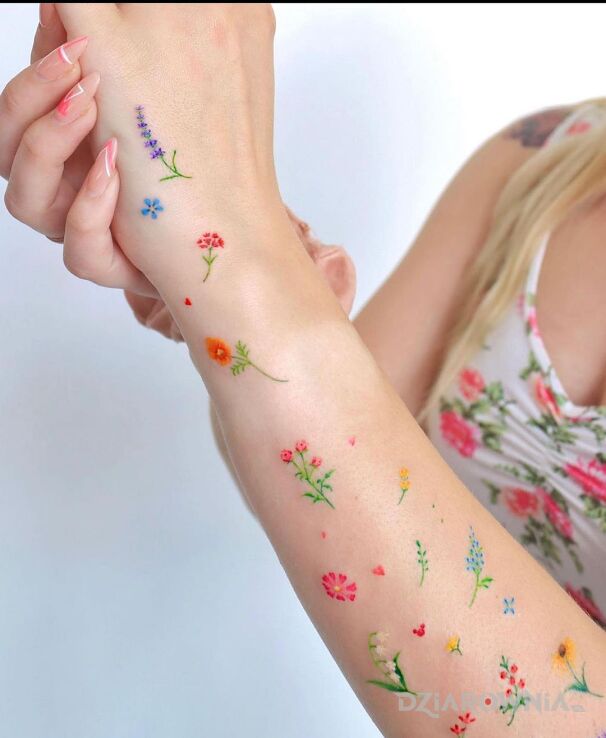 Tatuaż kwiatek obok kwiatka w motywie kolorowe i stylu minimalistyczne na ręce