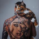 Tatuaż śliczny kot na łopatkach, motyw: kolorowe, styl: graficzne / ilustracyjne