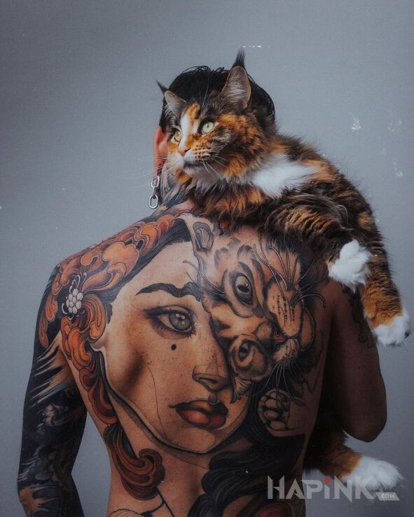 Tattoo Śliczny kot in colorful motif and graphic / illustrative style on the shoulder blades