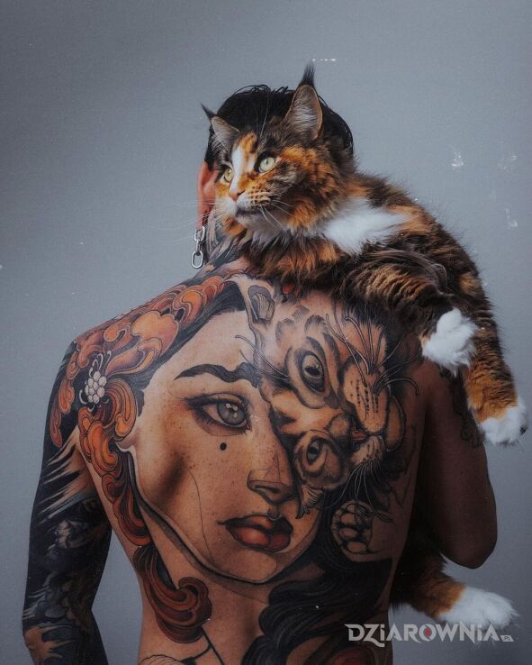 Tatuaż śliczny kot w motywie twarze i stylu neotradycyjne na plecach
