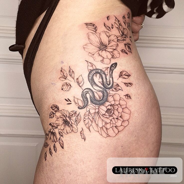 Tattoo Kwiaty na biodrze in animals motif and graphic / illustrative style on the hip