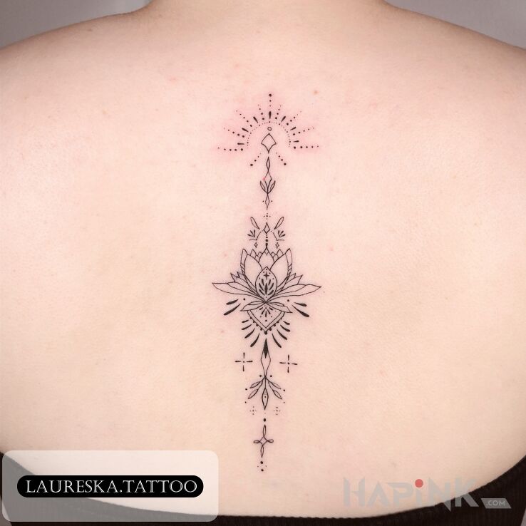Tattoo Ornament po kręgosłupie in flowers motif and minimalistic style on the back