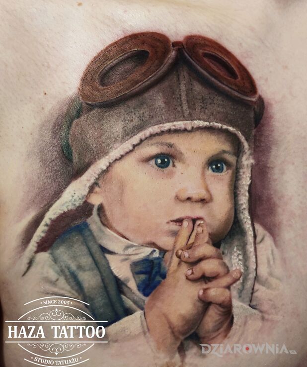 Tatuaż portret synek w motywie postacie i stylu realistyczne na przedramieniu