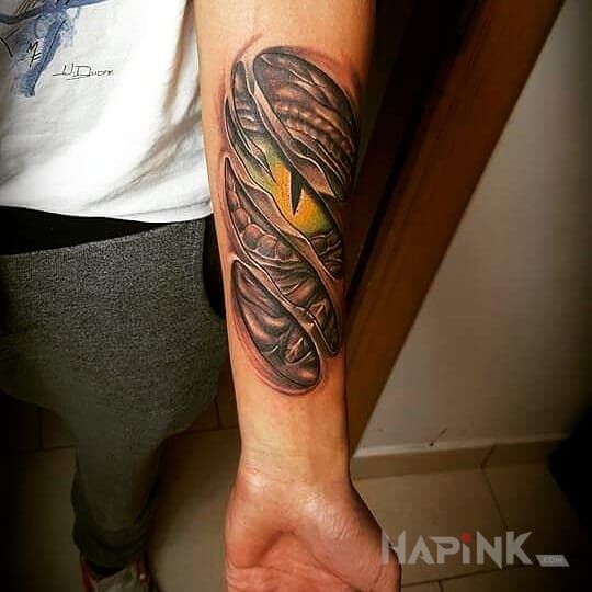 Tattoo Smocze oczko in dragons motif on the forearm