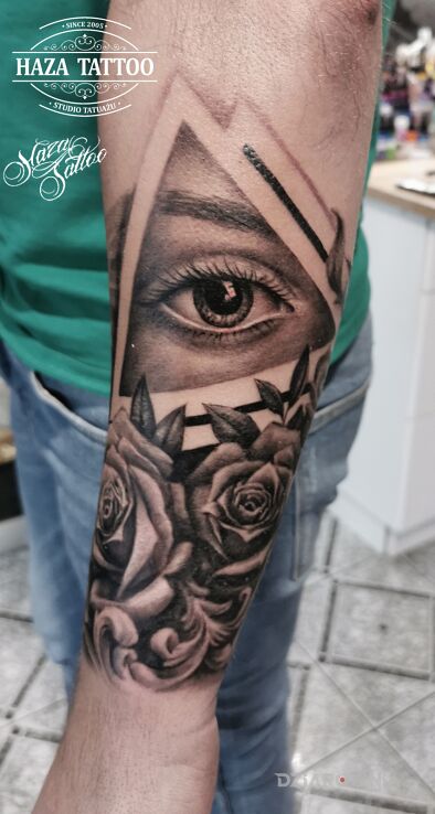 Tatuaż oko kwiaty w motywie czarno-szare i stylu geometryczne na ramieniu
