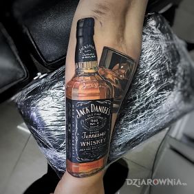 Tatuaż Jack Daniells na przedramieniu motyw: 3D styl: realistyczne