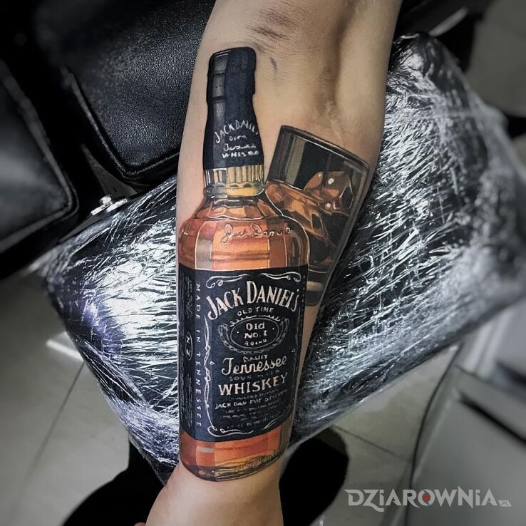 Tatuaż Jack Daniells w motywie 3D i stylu realistyczne na przedramieniu