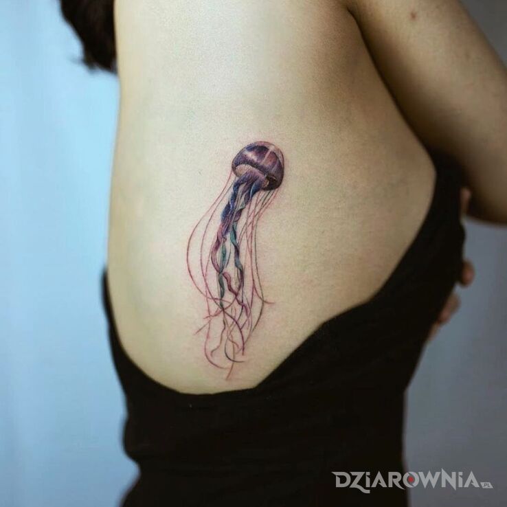 Tatuaż meduska w motywie małe i stylu realistyczne na żebrach