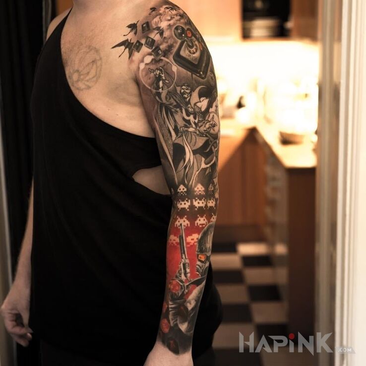Tattoo Gameowy rękaw in characters motif on the forearm