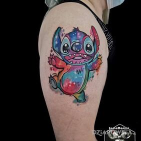 Tatuaż Stich na ramieniu motyw: postacie styl: watercolor