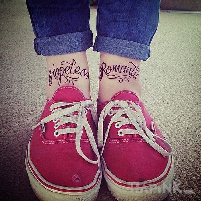 Tattoo Napis na nodze in lettering motif on the leg