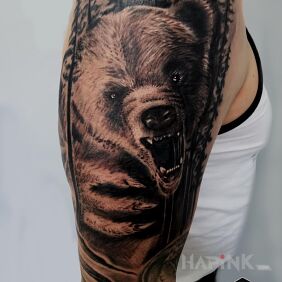 Tattoo Bear on the upper arm motif: black and gray style: realistic