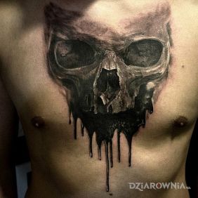 Tatuaż Ulewająca się czacha na klatce motyw: czaszki styl: realistyczne