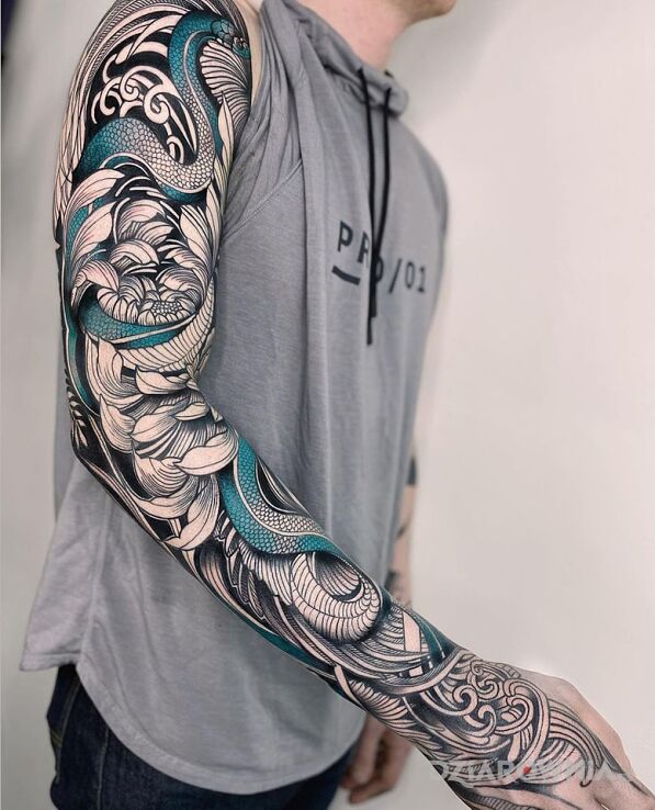 Tatuaż błękitny wąż w motywie zwierzęta i stylu graficzne / ilustracyjne na przedramieniu