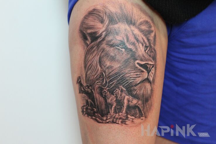 Tattoo Król lew in animals motif and realistic style on the thigh