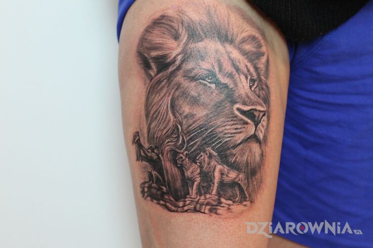 Tatuaż król lew w motywie zwierzęta i stylu realistyczne na nodze