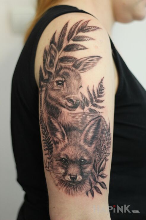 Tattoo Zwierzęta leśne in floral motif and realistic style on the upper arm